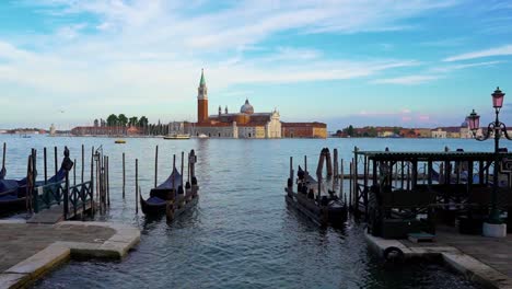 Gondola-boats-lined-up-in-front-of-an-island