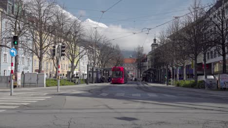 Eine-Straßenbahn-Fährt-In-Eine-Haltestelle-Ein,-Fahrgäste-Steigen-Ein-Und-Aus-Und-Die-Straßenbahn-Verlässt-Die-Haltestelle