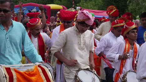 Trommler-Führen-Hinduistische-Prozession-Beim-Ganesh-Fest-An