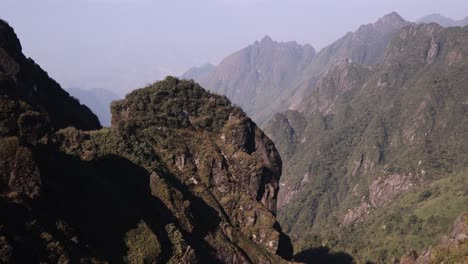 Acantilados-Rocosos-En-La-Cima-De-Fansipan,-La-Montaña-Más-Alta-De-Indochina-Ubicada-En-Sapa,-Vietnam