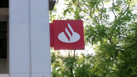 Ein-Straßenschild-Mit-Dem-Logo-Der-Spanischen-Multinationalen-Geschäftsbank-Und-Finanzdienstleistungsgesellschaft-Santander-Bank-In-Madrid,-Spanien