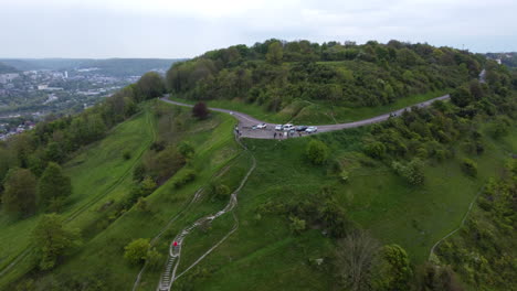 Gente-En-El-Mirador-Panorámico-Sobre-La-Ciudad-De-Rouen,-Aproximación-Aérea