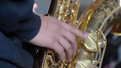 Primer-Plano-De-La-Mano-Derecha-De-Un-Saxofón-Tenor-Durante-Una-Actuación.