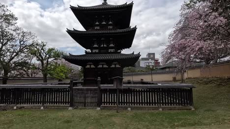 Templo-Budista-Kofuku-ji-Sanjunoto-En-Nara,-Japón