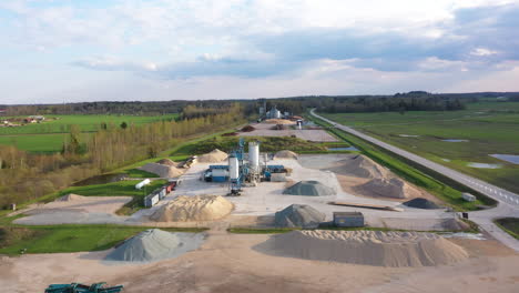 Eröffnungsaufnahme-Einer-Industrieanlage-Mit-Umfangreichem-Sand--Und-Kieslager-Sowie-Maschinen