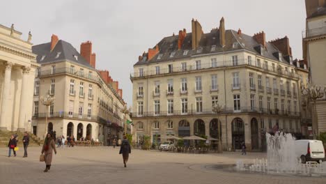 Graslin-Platz-Während-Des-Tages-Mit-Menschen-Zu-Fuß-In-Der-Nähe-Der-Herrlichen-Architektur