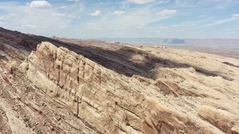 Ein-Faszinierender-Blick-Auf-Die-Roten-Sandsteinfelsen,-Die-Schatten-über-Die-Wüstenlandschaft-Werfen