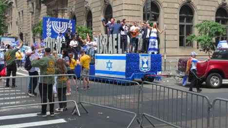 Una-Vista-A-Nivel-De-Calle-Del-Desfile-Del-Día-De-Israel-En-La-Ciudad-De-Nueva-York-En-Un-Día-Soleado