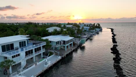 Luftaufnahme-Zum-Sonnenaufgang-Und-Ferienhäuser-In-Der-Nähe-Von-Key-Largo,-Florida