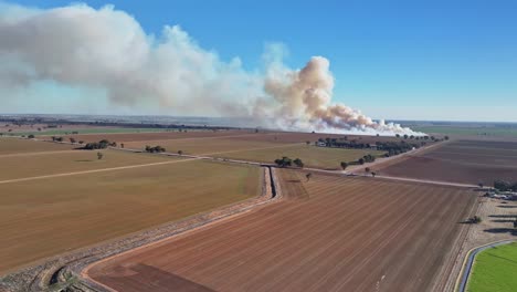 Incendio-Controlado-Creando-Una-Columna-De-Humo-En-Tierras-Rurales