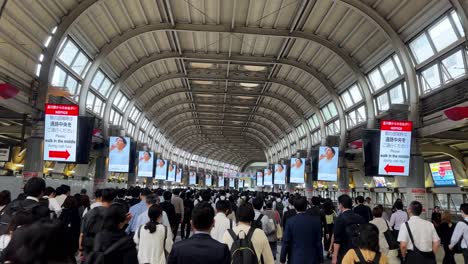 Crowd-of-commuters-walking-through-a-busy-modern-train-station-in-Tokyo