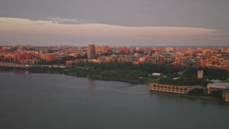 NYC-New-York-Luftaufnahme-V252-Überflug-über-Den-Hudson-River-Mit-Erfassung-Des-Hafenviertels-Hamilton-Heights,-Des-Riverbank-State-Parks-Und-Der-Stadtlandschaft-Von-Upper-Manhattan-Bei-Sonnenuntergang-–-Aufgenommen-Mit-Inspire-3-8k-–-September-2023