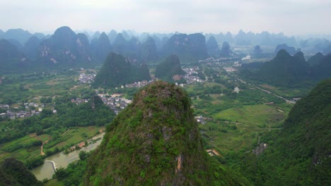 Vista-Aérea-Del-Paisaje-Kárstico-De-Yangshuo-Y-El-Río-Yulong-En-Un-Clima-Brumoso