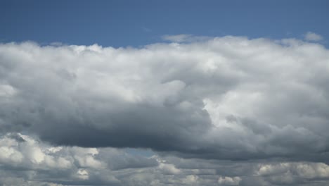 Wolken-Bilden-Stürmisches-Cumulonimbus-Wetterband-An-Hellen,-Windigen-Tagen