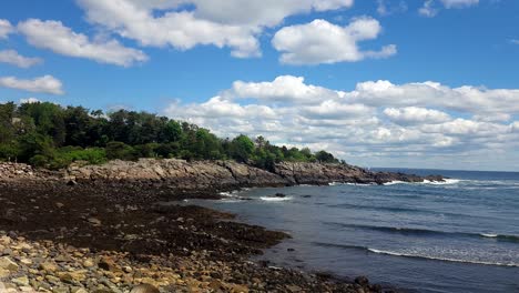 Un-Paisaje-Oceánico-En-Forma-Marginal,-Ogunquit,-Maine,-Con-Rocas,-árboles,-Océano-Y-Cielos-Azules.