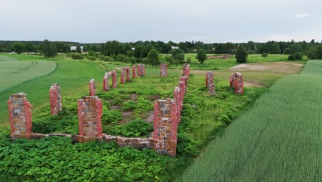 Ruinas-De-Un-Antiguo-Edificio-Que-Parece-Stonehenge,-Smiltene,-Letonia