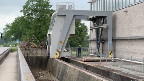 Río-Donau-Cerca-Del-Nivel-Máximo,-Durante-La-Inundación-En-Baviera,-Presa-Bergheim-Cerca-De-Ingolstadt-Sacando-Restos-Del-Agua