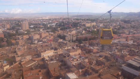 Vista-Aérea-Desde-El-Teleférico-Mientras-Desciende-Al-Centro-De-La-Ciudad.