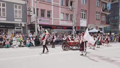 Rosenfest-Straßenparade-Prozession-Winken-Den-Zuschauermassen-Zu