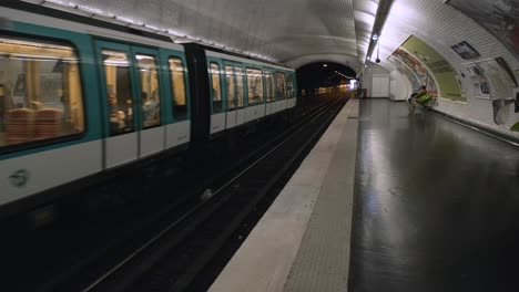 U-Bahn-Verlässt-Eine-Station-In-Montmartre