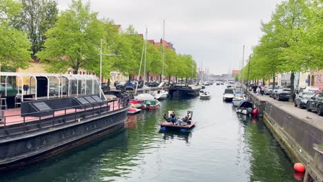 Stadtteil-Christianshavn-In-Kopenhagen-Mit-Menschen-Auf-Einem-Boot-Auf-Dem-Kanal