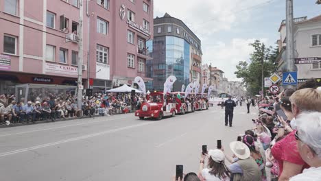 Multitudes-Aplauden-En-El-Tren-Turístico-En-La-Procesión-Del-Desfile-Callejero-Del-Festival-De-Las-Rosas