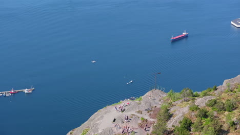 Drohnenaufnahme-Mit-Einer-Kippbaren-Enthüllung-Der-Aussicht-Nach-Westen-Von-Stoltzekleiven