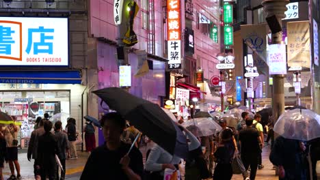 Día-Ventoso-En-Shibuya-Por-La-Noche-Durante-La-Temporada-De-Lluvias