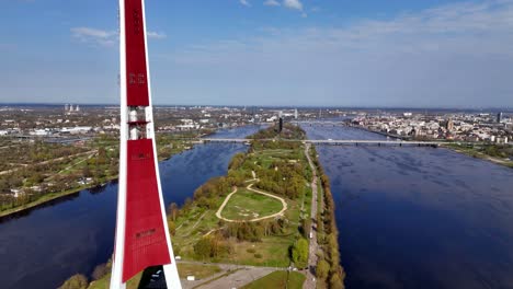 Rigaer-Radio--Und-Fernsehturm-Am-Fluss-Daugava-In-Riga,-Lettland