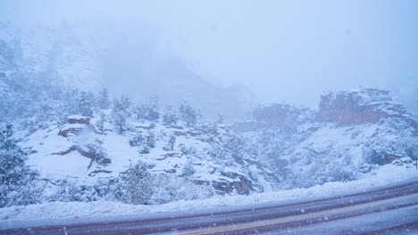 Toma-Amplia-De-Las-Carreteras-En-Zion,-California,-Cubiertas-Por-Una-Intensa-Nevada-Durante-Los-Meses-De-Invierno.