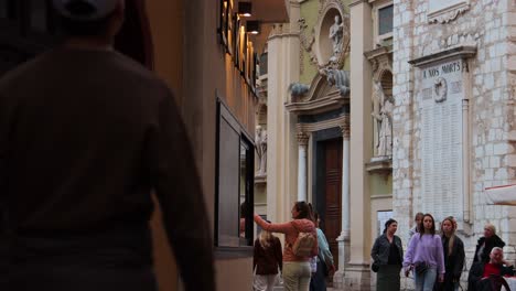 Visitors-explore-charming-streets-of-Old-Town-Nice,-France-in-the-evening