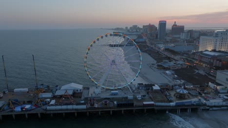 Muelle-Y-El-Parque-De-Atracciones-Desde-El-Lado-Del-Océano