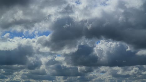 Cumulonimbus-Wolken-Sammeln-Sich-Und-Rollen-über-Den-Himmel-Mit-Blick-Auf-Den-Maximalen-Horizont