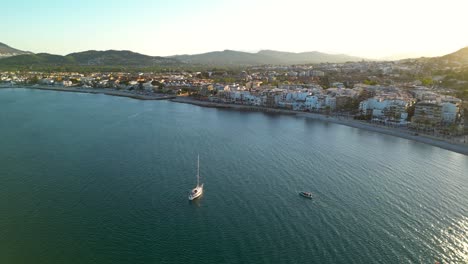 Drone-Dando-Vueltas-Sobre-La-Bahía-De-La-Ciudad-De-Xabia