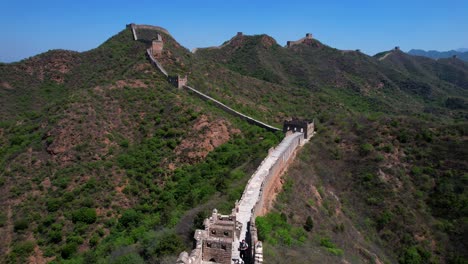 Pareja-Subiendo-Escaleras-En-La-Gran-Muralla-China-Mostrando-Un-Largo-Camino