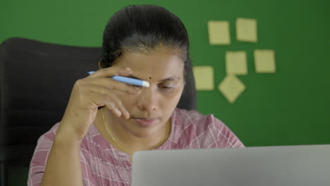 Indische-Frau,-Die-Am-Laptop-Arbeitet-Und-Wegschaut-Und-überlegt,-Wie-Sie-Im-Homeoffice-Ein-Problem-Lösen-Kann,-Ernsthafte-Frau-Auf-Der-Suche-Nach-Inspiration,-Entscheidungsfindung,-Ideenmangel,-Nahaufnahme