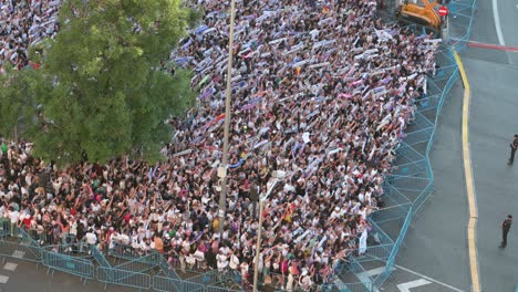 Miles-De-Aficionados-Del-Real-Madrid-Celebran-Su-15ª-Victoria-En-El-Título-De-La-Liga-De-Campeones-De-La-UEFA-En-La-Plaza-De-Cibeles-Durante-El-Desfile-Del-Trofeo-Del-Real-Madrid-En-Madrid,-España.