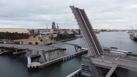 Drohnenaufnahme,-Die-Die-Taucherbrücke-In-Geöffneter-Stellung-Zeigt