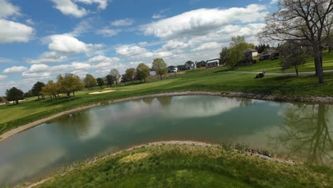 Prestigeträchtiger-Country-Club-Golfplatz-An-Einem-Wunderschönen-Tag