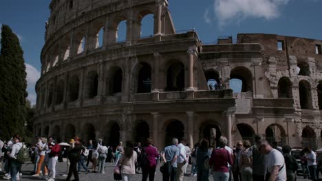 Exterior-view-of-the-Colosseum-in-Rome,-throngs-of-tourists