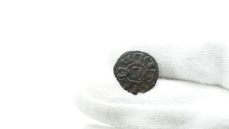 Numismatiker-In-Weißen-Handschuhen-Betrachtet-Alte-Münze-07