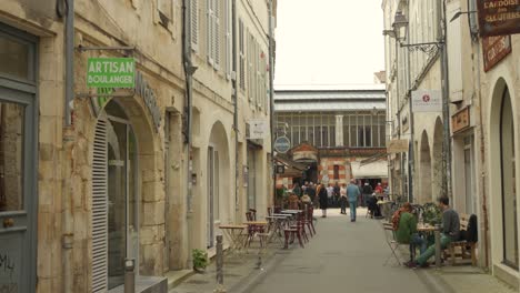 Un-Típico-Barrio-Antiguo-Con-Terrazas-En-Pequeños-Cafés-En-La-Rochelle,-Francia