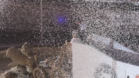 Nacho-Fernández,-Capitán-Del-Equipo-Real-Madrid,-Celebra-Encima-De-La-Estatua-De-Cibeles-Con-El-15º-Trofeo-De-La-Liga-De-Campeones-De-La-Uefa-Durante-El-Desfile-Por-El-Título-Del-Real-Madrid-En-La-Plaza-De-Cibeles-En-Madrid