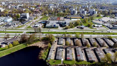 Vista-Aérea-De-La-Calle-Krasta-Y-Estructuras-Construidas-En-La-Orilla-Del-Río-Daugava-En-Riga,-Letonia