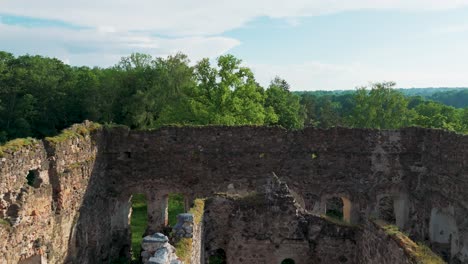 Mittelalterliche-Burgruinen-In-Rauna,-Lettland