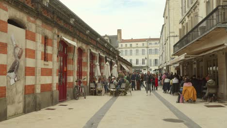 Calle-Concurrida-En-El-Mercado-De-La-Rochelle-En-Charente-Maritime,-Francia.