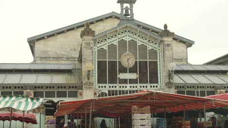 Schwenk-über-Historisches-Wahrzeichen-Und-Lebensmittelmarkt---Les-Halles-In-Der-Stadt-La-Rochelle,-Frankreich