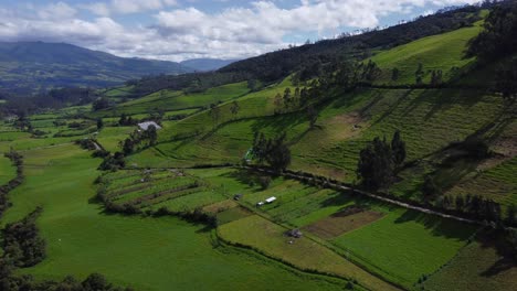 Hermosas-Fincas-Al-Pie-Del-Volcán-Pasochoa,-Barrio-Puichig,-Mostrando-El-Valle-De-Machachi,-Cantón-Mejía,-Provincia-De-Pichincha,-Ecuador