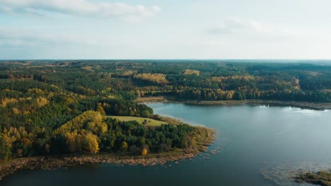 Friedlicher-See-Und-Lebendiger-Herbstwald-Von-Oben-–-Polnische-Naturlandschaft