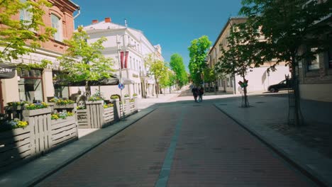 Vorwärtsbewegung-Entlang-Einer-Belebten-Straße-Im-Zentrum-Von-Riga,-Daugavpils,-An-Einem-Sonnigen-Tag,-Die-Die-Lebendige-Atmosphäre-Der-Stadt-Zeigt